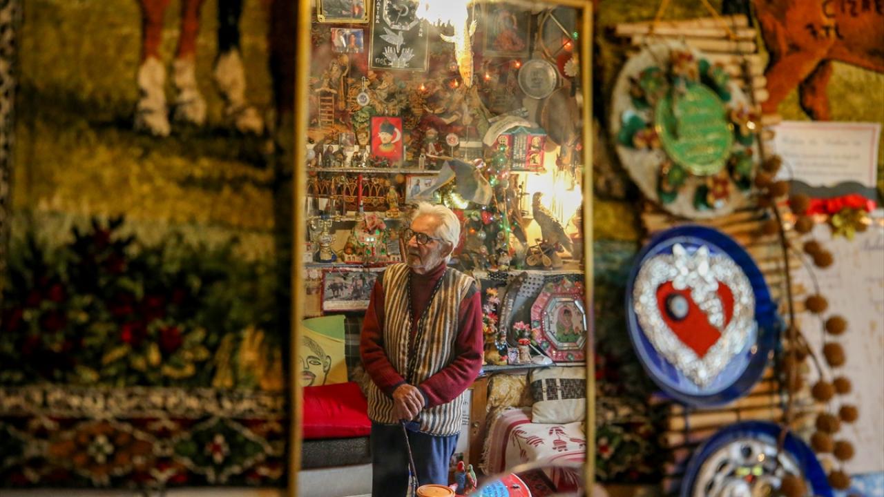 Kazım amca 60 yıllık hediyelikleri ve çeşitli illerden aldığı eşyaları bir odaya sığdırdı