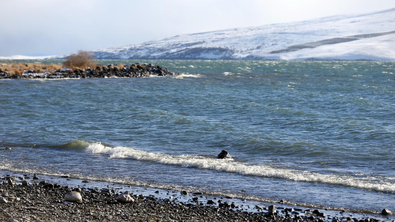 Çıldır Gölü'nün donan kıyıları dalgaların etkisiyle çözüldü