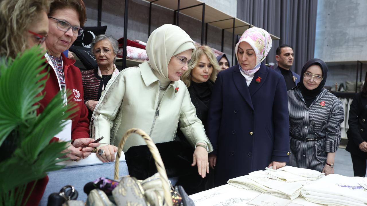 Emine Erdoğan pazarda stantları gezdi