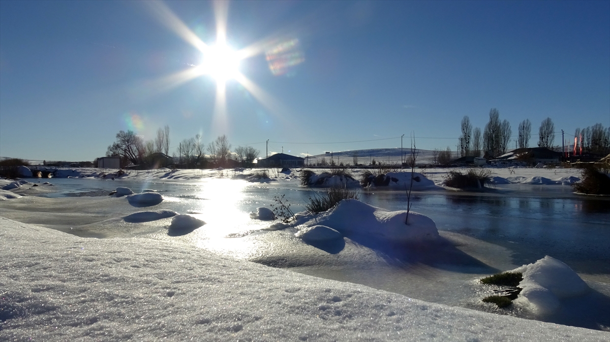 Kars’ta soğuk hava: Kars Çayı kısmen dondu