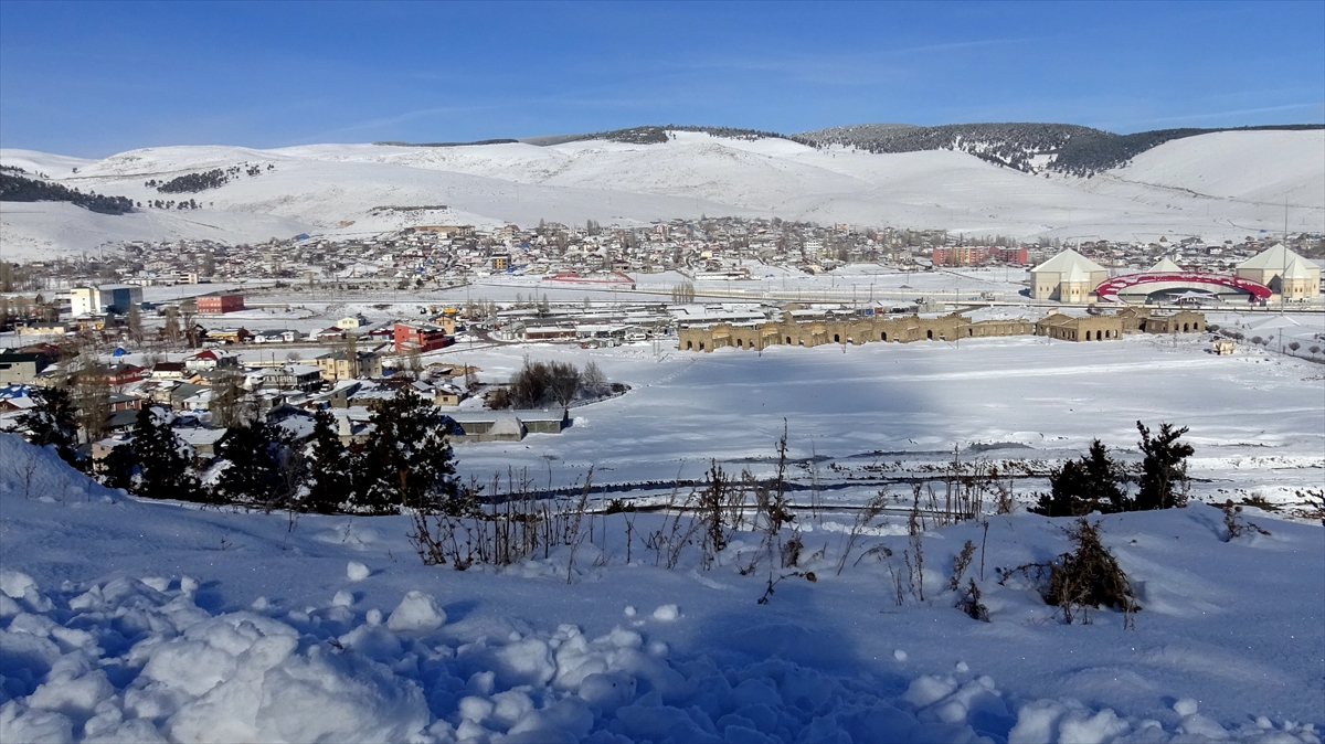 Kars’ta soğuk hava: Kars Çayı kısmen dondu