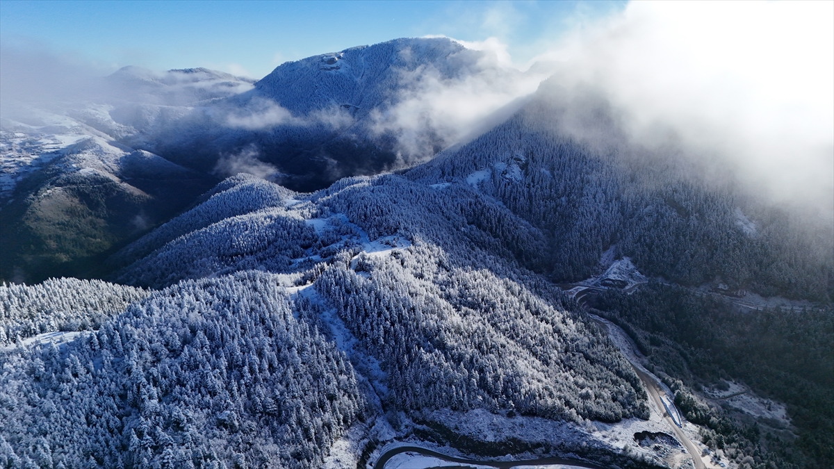 Yaralıgöz Dağı kar yağışıyla beyaza büründü