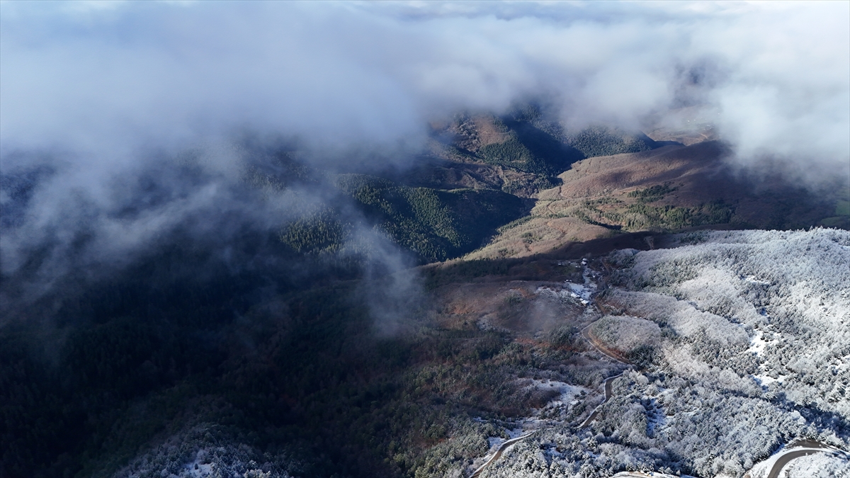 Yaralıgöz Dağı kar yağışıyla beyaza büründü
