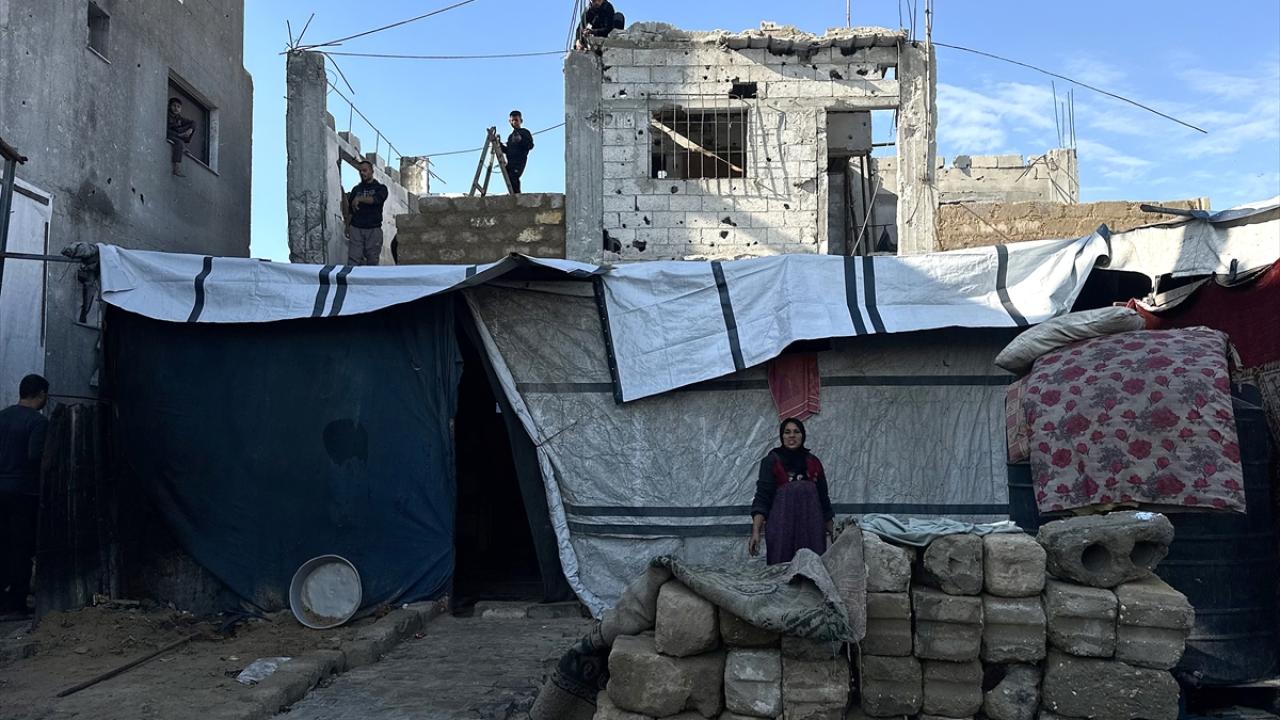 Filistinli Şair ailesi, saldırılarda hasara uğrayan evlerini kısıtlı imkanlarla onardı