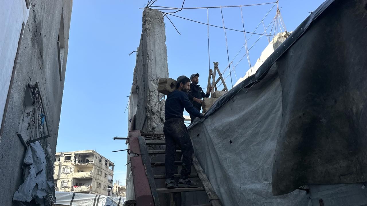 Filistinli Şair ailesi, saldırılarda hasara uğrayan evlerini kısıtlı imkanlarla onardı