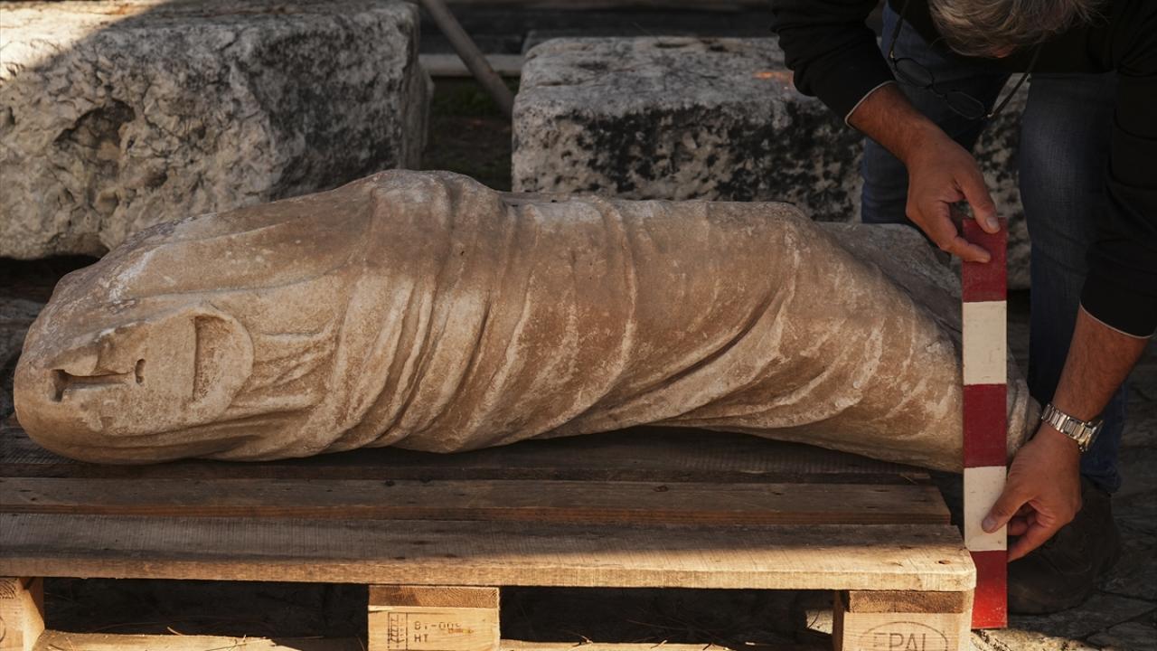 Heykel yüzükoyun çevrilip yol kaplaması yapılmış