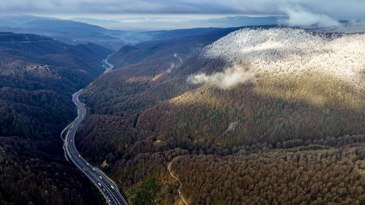 Bolu Dağı'nın yüksek kesimlerimde kar etkili oldu