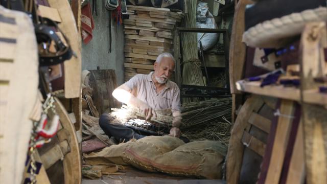 60 yıllık semerci ustası mesleğini yaşatmaya çalışıyor