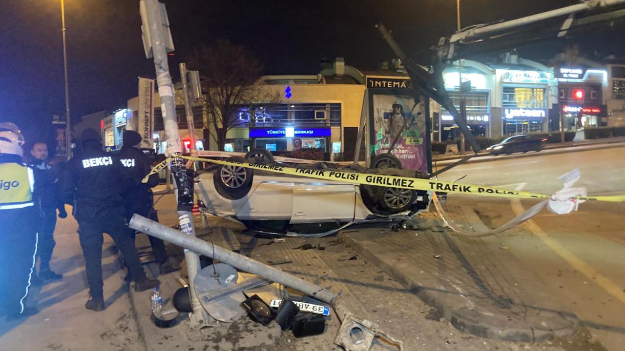 Ankara'da otomobil motosikletle çarpıştı: 4 yaralı