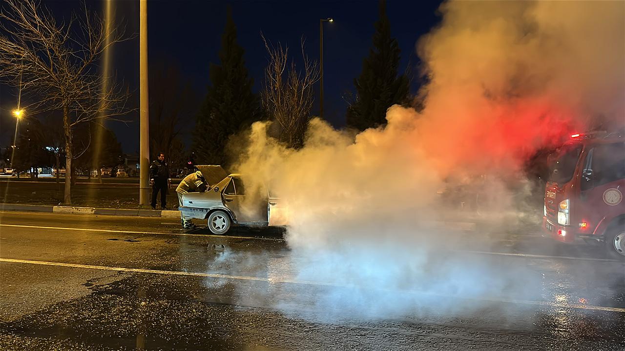 Seyir halindeki araç alev alev yandı