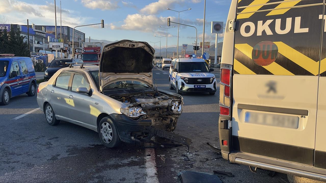 Balıkesir'de öğrenci servisiyle otomobil çarpıştı: 8 yaralı