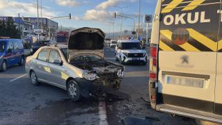 Balıkesir'de öğrenci servisiyle otomobil çarpıştı: 8 yaralı