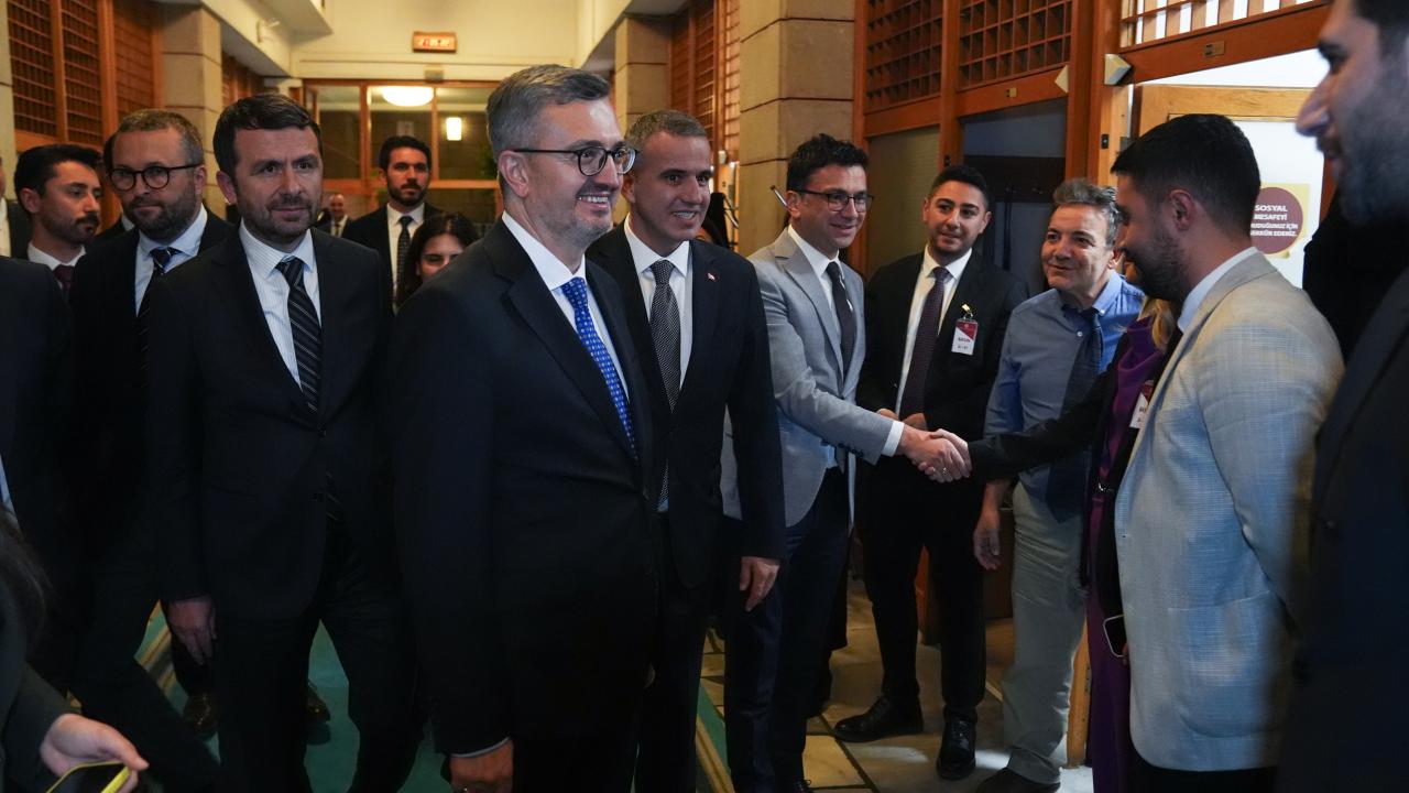 İletişim Başkanı Duran, parlamento muhabirlerini ziyaret etti