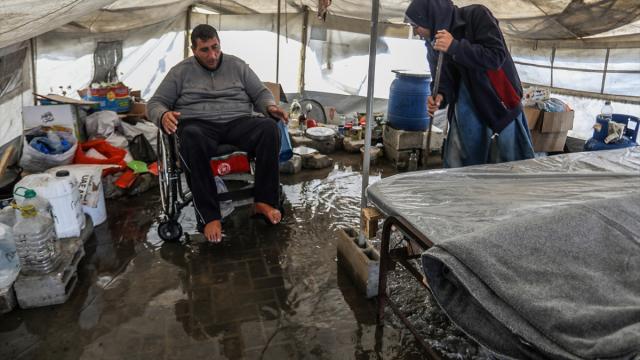 Han Yunus’ta sağanak, engelli Filistinli ailenin çadırını su altında bıraktı