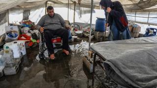 Han Yunus’ta sağanak, engelli Filistinli ailenin çadırını su altında bıraktı