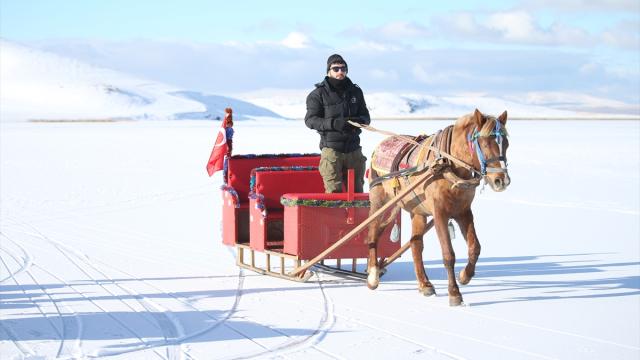 Kısmen donan Çıldır Gölü'nde atlı kızak heyecanı başladı
