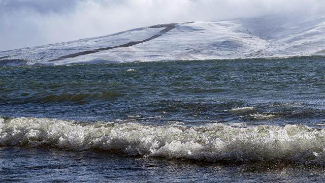 Çıldır Gölü'nün donan kıyıları dalgaların etkisiyle çözüldü