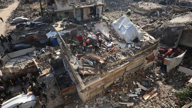 Gazze'de şiddetli yağış nedeniyle çöken binada arama kurtarma çalışmaları sürüyor