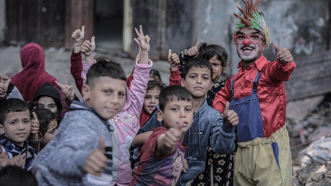 Ailesini İsrail’in saldırısında kaybeden Gazzeli palyaço, acısına rağmen çocukları güldürüyor