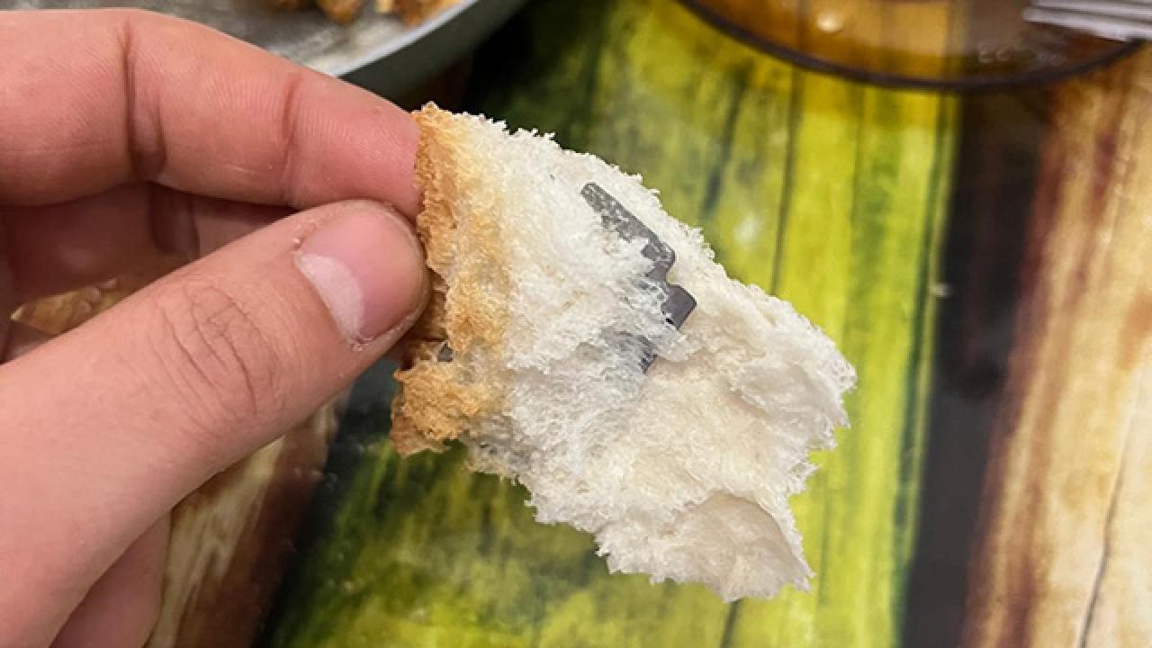 Ekmeğin içinden jilet çıktı