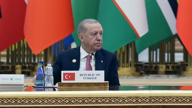 Cumhurbaşkanı Erdoğan'dan Türkmenistan'da diplomasi trafiği