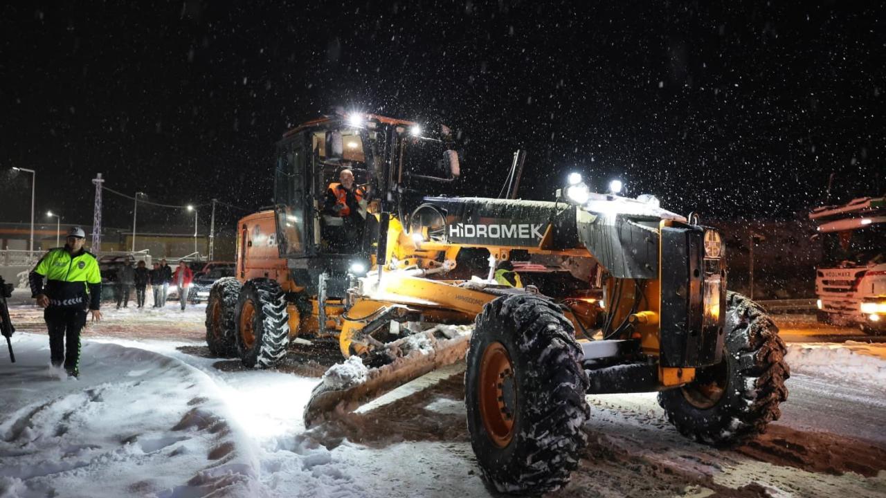 Erzincan’da kar ve tipi nedeniyle yollar ulaşıma kapatıldı