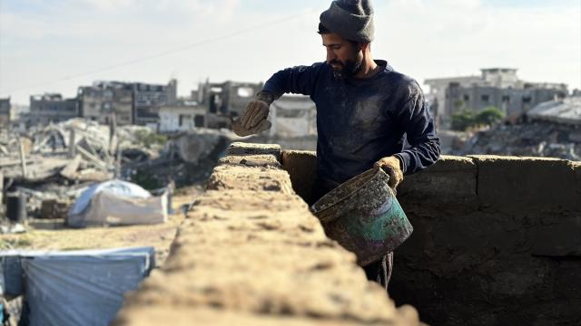 Filistinli Şair ailesi, saldırılarda hasara uğrayan evlerini kısıtlı imkanlarla onardı