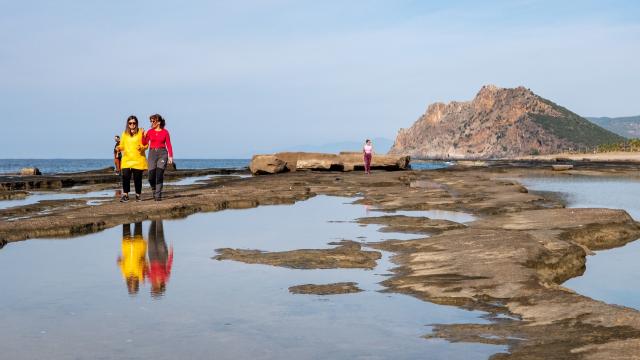 Gazipaşa Koru Plajı ilginç kaya oluşumları ile dikkat çekiyor