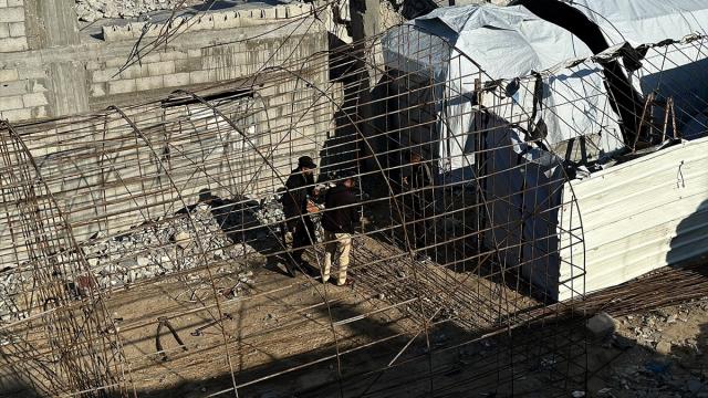 Gazze’de bir baba, yıkıntılar arasında ailesi için barınak yaptı