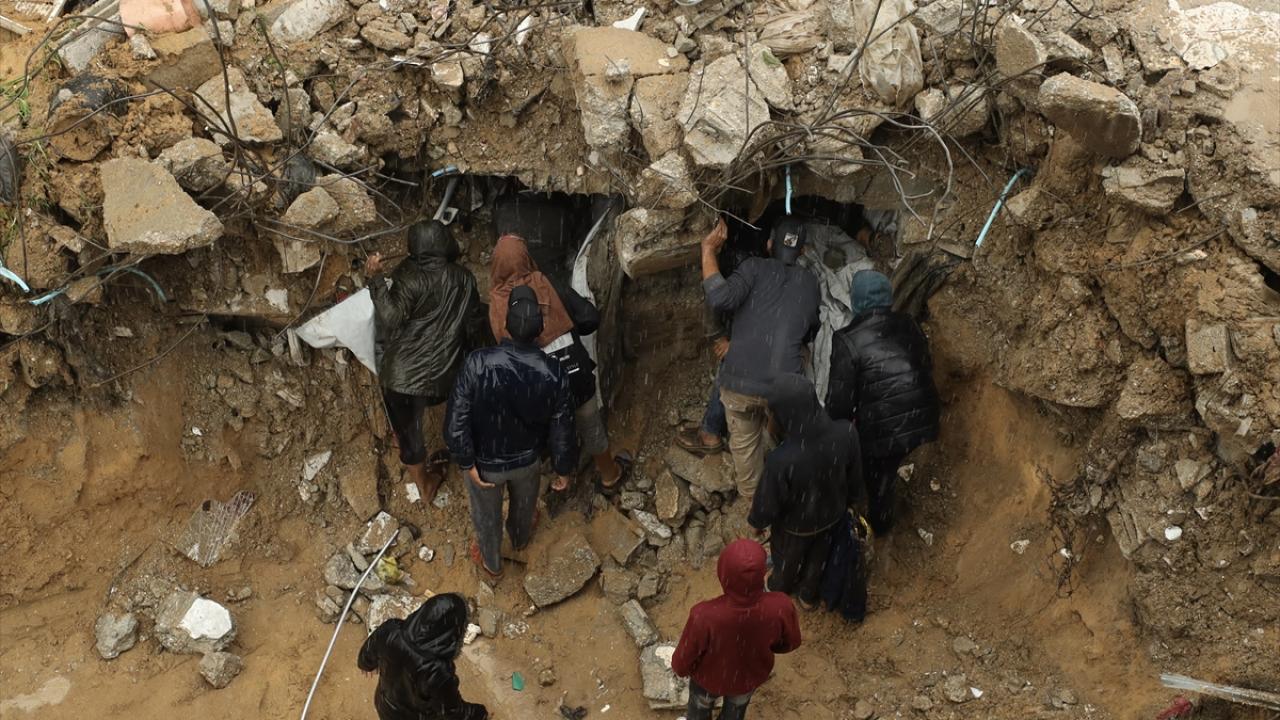 Gazze'de şiddetli yağış nedeniyle iki katlı bir bina çöktü