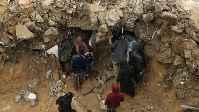 Gazze'de şiddetli yağış nedeniyle iki katlı bir bina çöktü