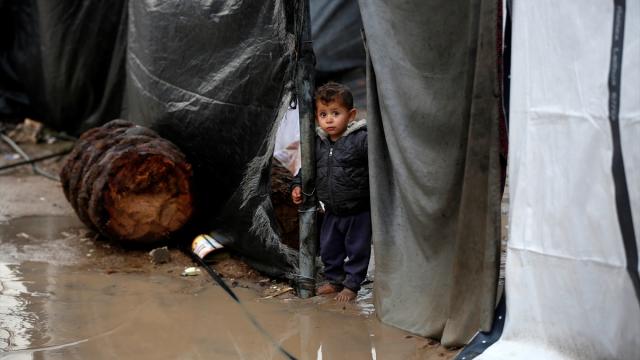 Gazze'de biriken yağış suları çadırlarda kalan Filistinlilerin yaşamını zorlaştırdı