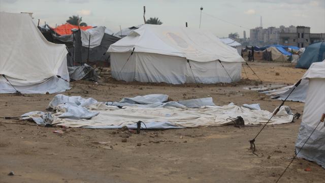 Gazze’nin orta kesiminde sağanak ve rüzgar çadırlara zarar verdi
