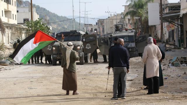 Soykırımcı İsrail, Nur Şems Mülteci Kampında 25 binayı daha yıkma kararı aldı