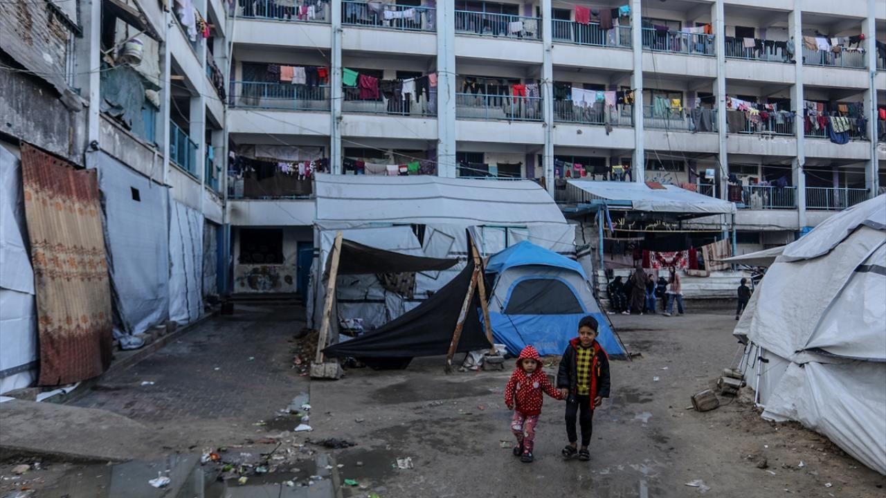 UNRWA’ya ait okullar, evleri yıkılan Filistinlilerin barınma merkezi olmaya devam ediyor