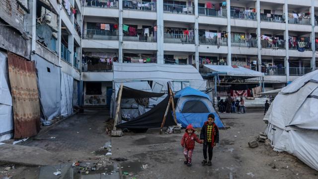 UNRWA’ya ait okullar, evleri yıkılan Filistinlilerin barınma merkezi olmaya devam ediyor