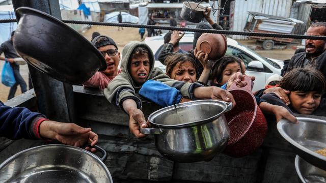 Gazze'nin Mevasi bölgesindeki Filistinlilere sıcak yemek dağıtımı