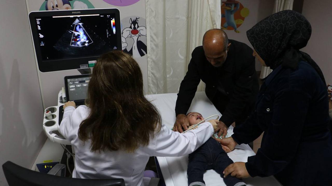 Yarım kalple doğan bebek mucizeyi başardı