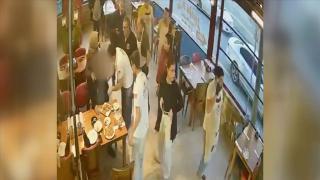 Fenalaşan müşterisini kalp masajıyla hayata döndürdü