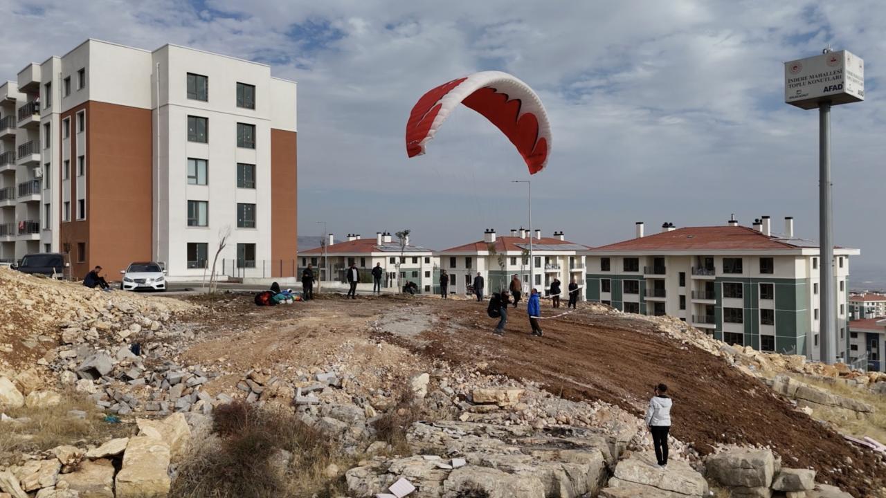 Deprem sonrası dönüşen İndere yamaç paraşütçülerinin yeni rotası oldu