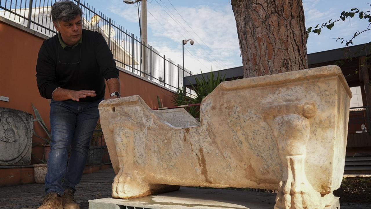 Romalı seçkinlerin kullandığı mermer küvet çeşme yalağına çevrilmiş