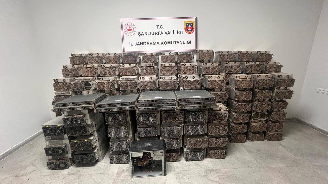 Ahır görünümlü tesiste kaçak elektrikle kripto para imal etmişler