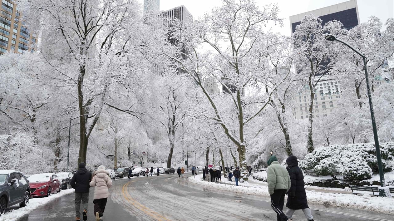 New York kenti ve çevresinde kar yağışı etkili oldu