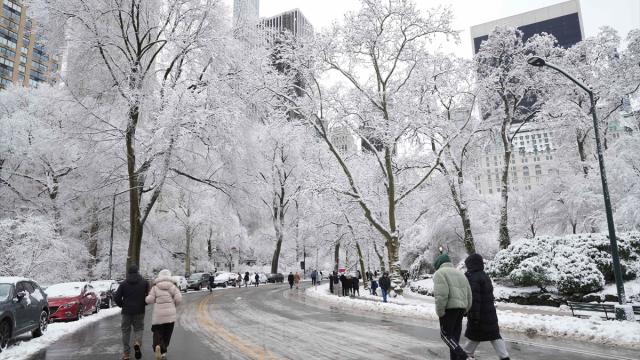 New York kenti ve çevresinde kar yağışı etkili oldu