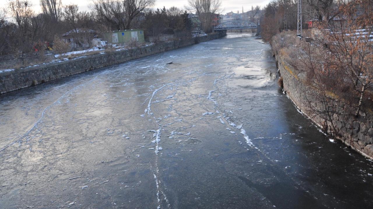 Kars’ta soğuk hava: Kars Çayı kısmen dondu