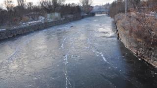 Kars’ta soğuk hava: Kars Çayı kısmen dondu