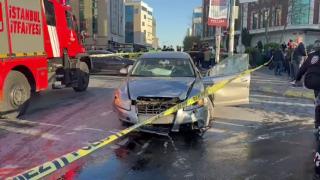 İstanbul'da otomobil kaldırımda yürüyenlere çarptı