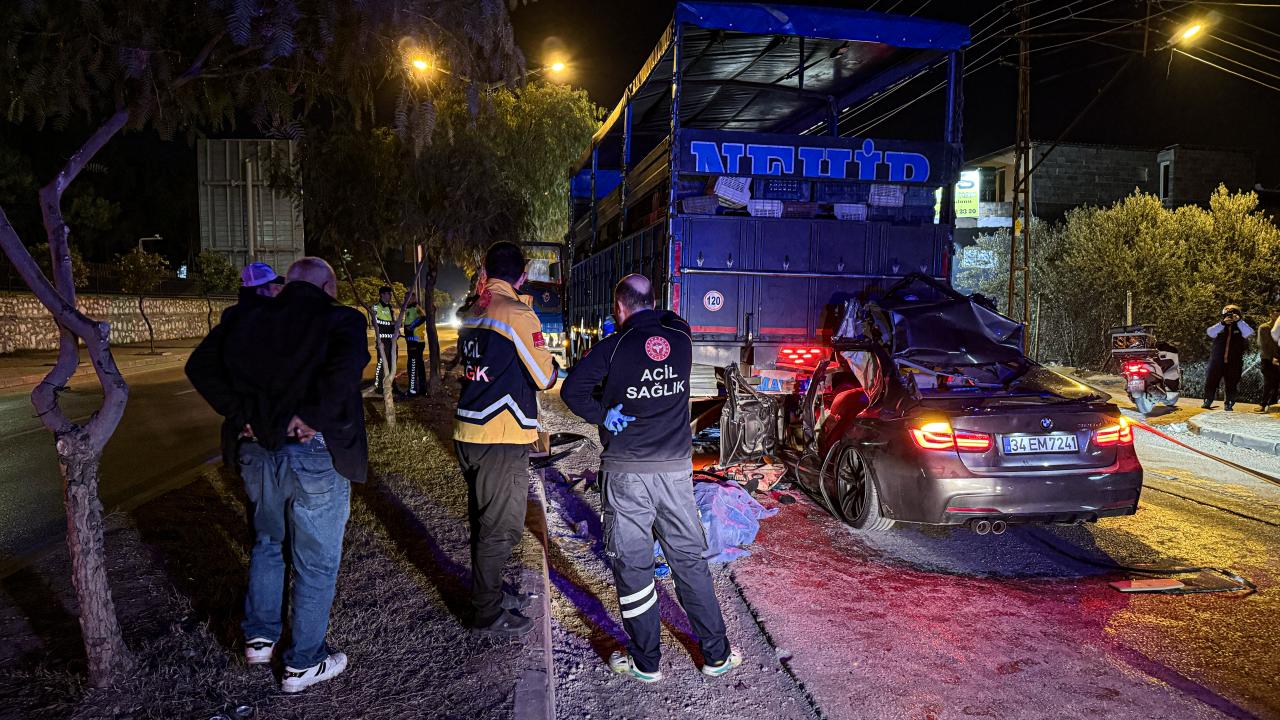 Adana'da kamyona çarpan otomobildeki 1 kişi öldü, 2 kişi yaralandı