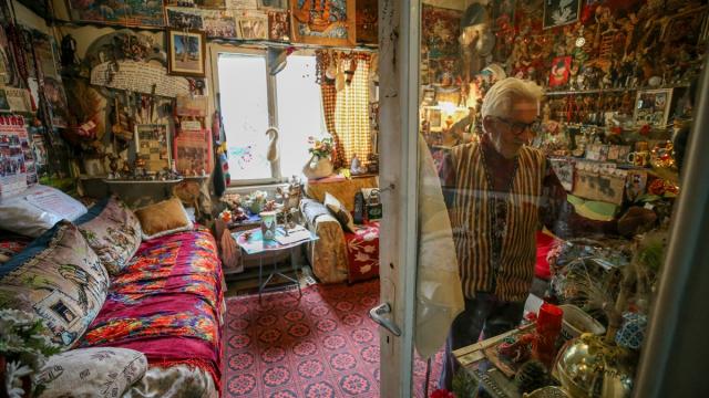 Kazım amca 60 yıllık hediyelikleri ve çeşitli illerden aldığı eşyaları bir odaya sığdırdı