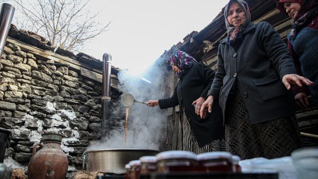 Uludağ'ın ormanlarından toplanan kozalaklardan pekmez yapıyorlar
